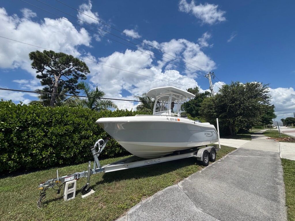 2019 Robalo R222 Center Console