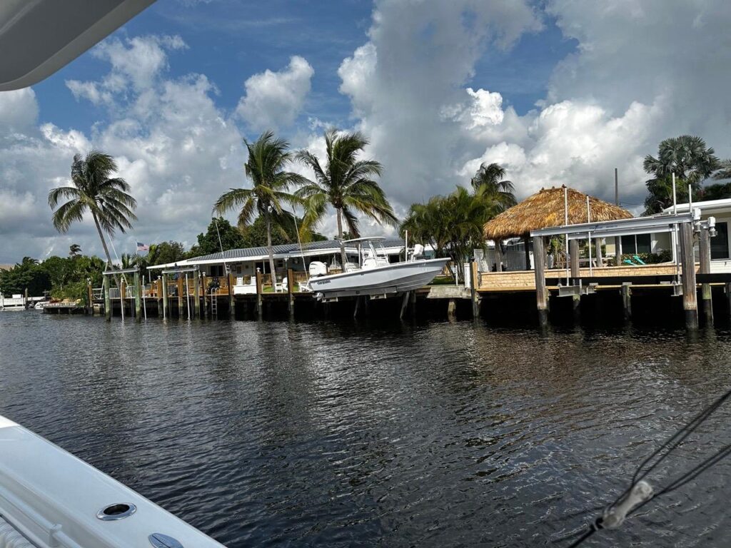 2023 Everglades 243 Center Console